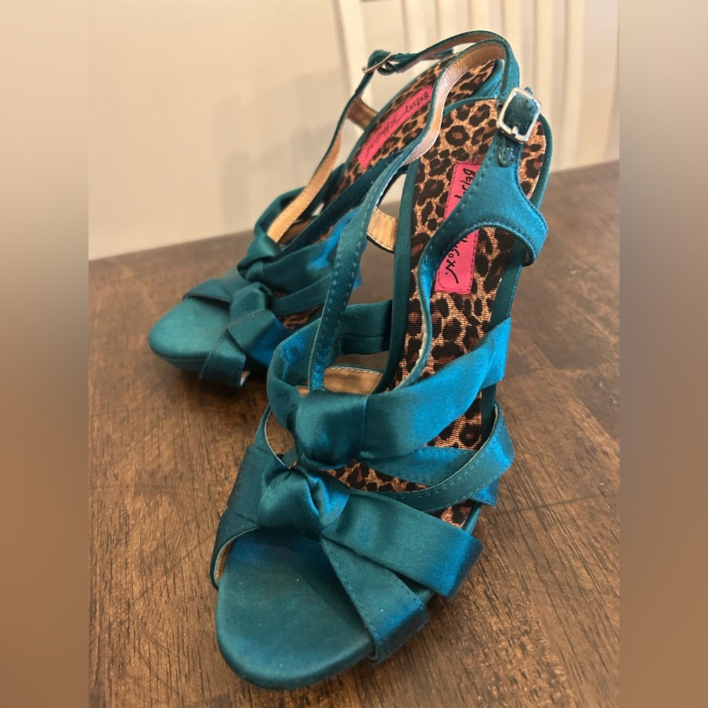 Betsey Johnson Teal Knotted Heels